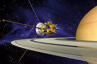 La sonda Cassini sta verificando gli sbuffi ghiacciati della luna Encelado di Saturno