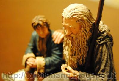 Lo Hobbit: La Battaglia delle Cinque Armate Extended edition con la statua di Gandalf che consola Bilbo