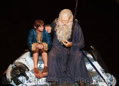 Lo Hobbit: La Battaglia delle Cinque Armate Extended edition con la statua di Gandalf che consola Bilbo