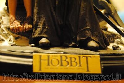 Lo Hobbit: La Battaglia delle Cinque Armate Extended edition con la statua di Gandalf che consola Bilbo