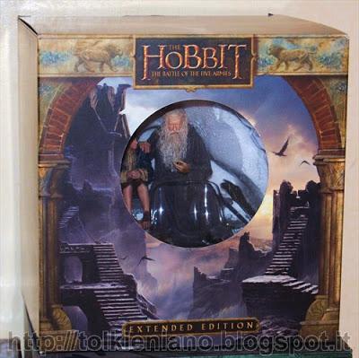 Lo Hobbit: La Battaglia delle Cinque Armate Extended edition con la statua di Gandalf che consola Bilbo