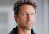 “Grey’s Anatomy 12”: Martin Henderson sui misteriosi trascorsi tra Riggs e Owen, la scena al bar