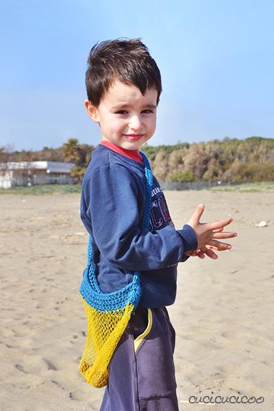 Tutorial fai da te: crea borse a tracolla per bambini con il riciclo delle retine di frutta e l’uncinetto! Un regalo carino da fare in un’oretta, perfetto per la raccolta di tesori trovati in natura! www.cucicucicoo.com