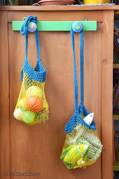 Tutorial fai da te: crea borse a tracolla per bambini con il riciclo delle retine di frutta e l’uncinetto! Un regalo carino da fare in un’oretta, perfetto per la raccolta di tesori trovati in natura! www.cucicucicoo.com