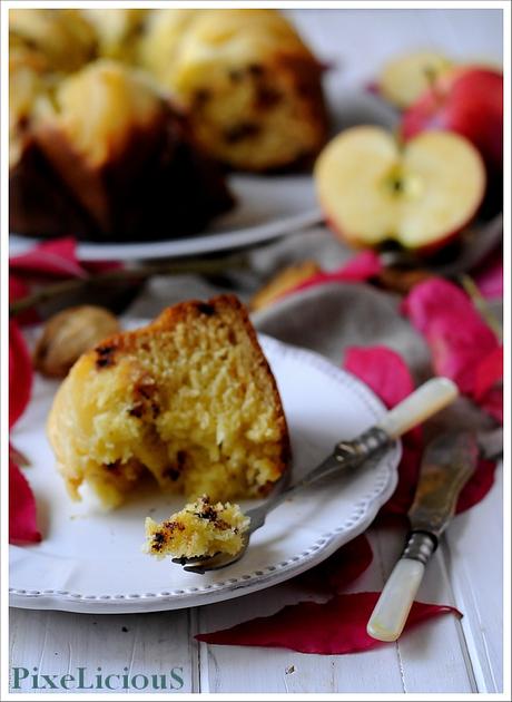 Ciambellone allo Yogurt con Mele, Fichi Secchi e Cioccolato Fondente