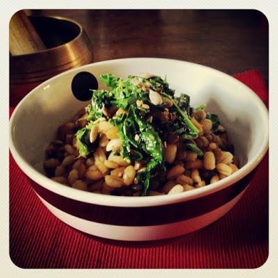 Insalata tiepida di orzo, lenticchie e spinaci con salsa di soia