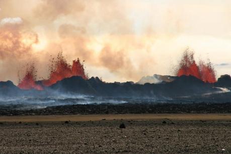 L’addio ai dinosauri, nuova teoria Lava fontana di sopra la fessura vulcanica di eruzione del diluvio Holuhraun di basalto in Islanda nel mese di settembre 2014, che può essere considerato come un analogo su scala ridotta per le eruzioni nelle trappole Deccan, 65 milioni di anni fa. Crediti: Michelle Parks (Università d'Islanda)