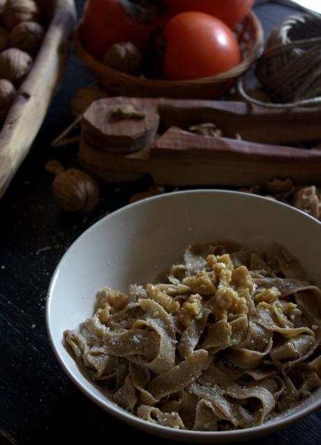 Le tagliatelle con farina integrale, cachi e noci.