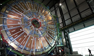 Dimensioni extra e materia oscura al Large Hadron Collider