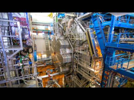 Dimensioni extra e materia oscura al Large Hadron Collider