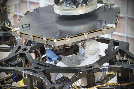 Un ingegnere del Goddard Space Flight Center della NASA al lavoro per installare il primo specchio di JWST. Crediti: NASA/Chris Gunn