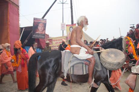 Asceta a cavallo suona il tamburo al Kumbha Mela. Foto di Marco Restelli