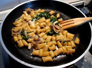 !00% Gluten free (fri)DAY: Gnocchi di ceci con bieta, funghi e acciughe