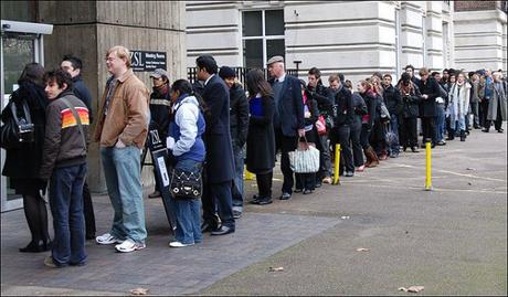 Fare la fila? Ma per chi mi prende! people-queueing