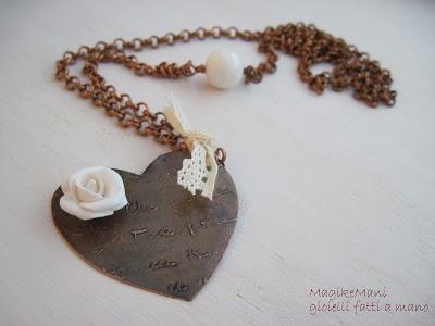 collana lunga con ciondolo inciso e rosa 