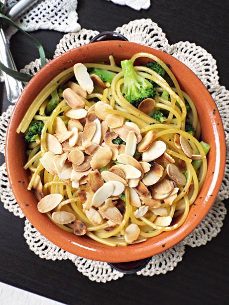 Spaghetti nel coccetto con broccoli e mandorle