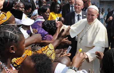 Papa Francesco nella moschea: «Restiamo uniti. Cessi ogni azione che sfiguri il volto di Dio»