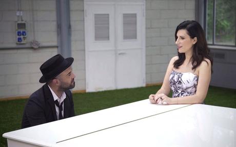 Laura Pausini, pianoforte e voce con Giuliano Sangiorgi per “Sono solo nuvole”: video e testo canzone laura pausini