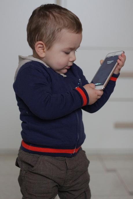 Cellulari ai bambini, dire no sarebbe meglio Cellulari ai bambini, dire no sarebbe meglio