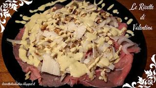 Carpaccio di vitello con sedano noci e Parmigiano Reggiano, con dressing alla senape e yogurt Carpaccio di vitello con sedano noci e Parmigiano Reggiano, con dressing alla senape e yogurt