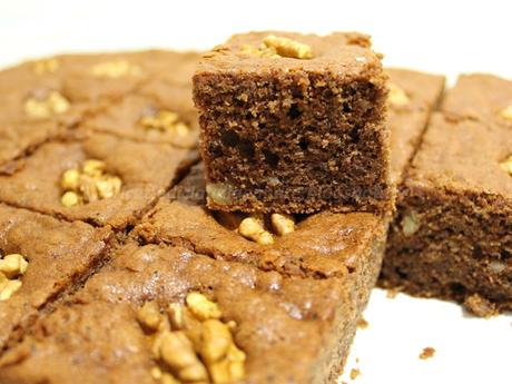 Torta al cacao sofficissima con zucca cruda, noci e olio, tagliata a quadrotti Torta al cacao sofficissima con zucca cruda, noci e olio, tagliata a quadrotti