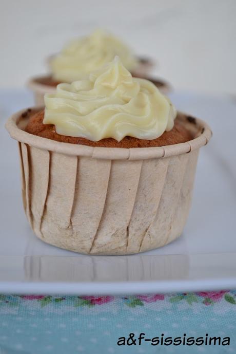 cupcake alla zucca speziati con frosting al cioccolato bianco