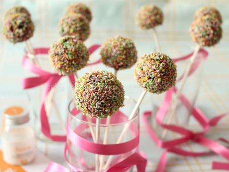 Cake pop arcobaleno con aroma alla vaniglia Cake pop arcobaleno con aroma alla vaniglia
