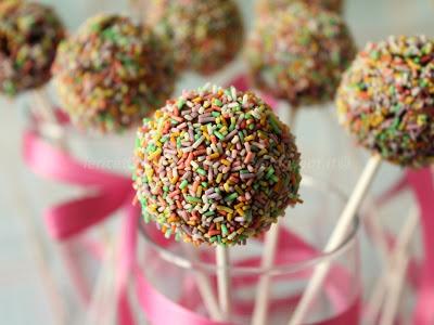 Cake pop arcobaleno con aroma alla vaniglia Cake pop arcobaleno con aroma alla vaniglia