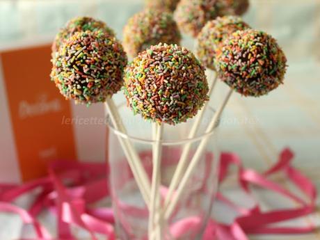 Cake pop arcobaleno con aroma alla vaniglia Cake pop arcobaleno con aroma alla vaniglia