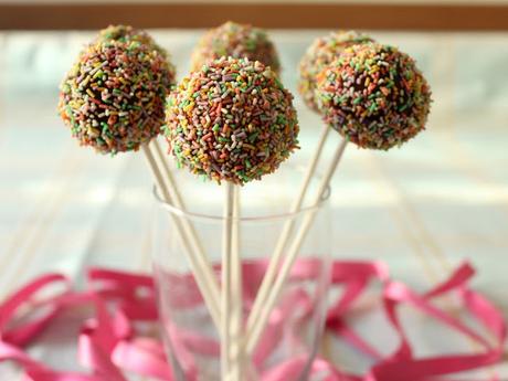 Cake pop arcobaleno con aroma alla vaniglia Cake pop arcobaleno con aroma alla vaniglia