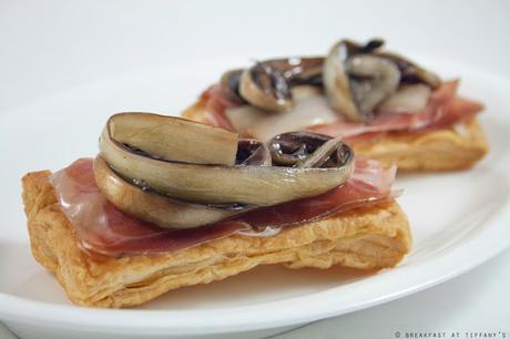 Antipasto con pasta sfoglia, gorgonzola e radicchio / Appetizer with puff pastry, blue cheese and Trevisan chicory Antipasto con pasta sfoglia, gorgonzola e radicchio / Appetizer with puff pastry, blue cheese and Trevisan chicory
