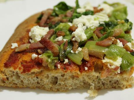 Pizza semintegrale con scarola, pancetta e quartirolo Pizza semintegrale con scarola, pancetta e quartirolo