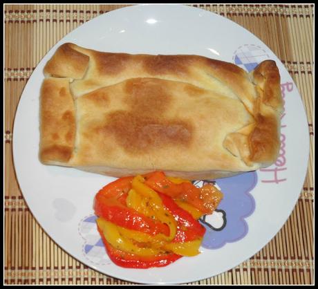 Plumcake in crosta ai formaggi servita con insalata di peperoni. Plumcake in crosta ai formaggi servita con insalata di peperoni.