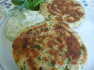 Hamburger di salmone con salsa piccante di yogurt al prezzemolo e basilico