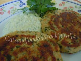 Hamburger di salmone con salsa piccante di yogurt al prezzemolo e basilico