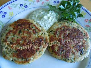 Hamburger di salmone con salsa piccante di yogurt al prezzemolo e basilico