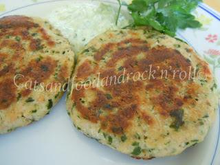 Hamburger di salmone con salsa piccante di yogurt al prezzemolo e basilico