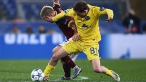Pallotta contro i tifosi Roma's midfielder from Belgium Radja Nianggolan (L) vies with Bate Borisov's midfielder Aleksandr Hleb during the UEFA Champion's League football match AS Roma vs Bate Borisov at the Olympic Stadium in Rome on December, 9 2015. AFP PHOTO / FILIPPO MONTEFORTE / AFP / FILIPPO MONTEFORTE (Photo credit should read FILIPPO MONTEFORTE/AFP/Getty Images)