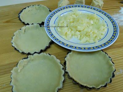 Crostatine con Formaggio e Cipolla