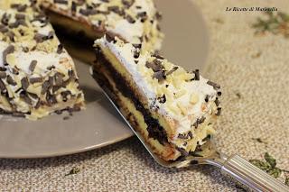 Torta al pan di spagna con cioccolato e panna