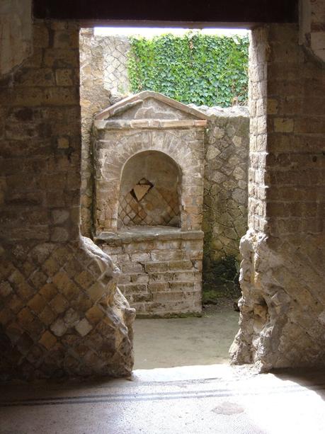 Lares, protettori universali Lares, protettori universali