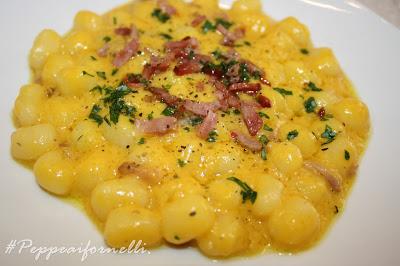 Chicche di patate con vellutata di zucca e speck.