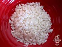 Budini di riso alla cannella con fonduta di caprino e spinaci: sapori classici in un'unione insolita