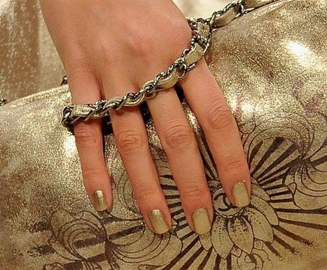 Christmas Nail Art: oro e rosso in punta di dita Chanel_Bombay_Express_570