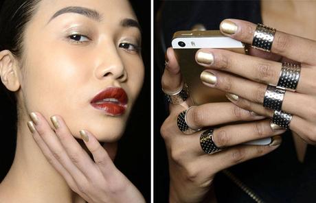 Christmas Nail Art: oro e rosso in punta di dita unghie metallizzate