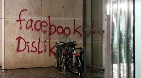 Germania, i vandali contro Facebook fb