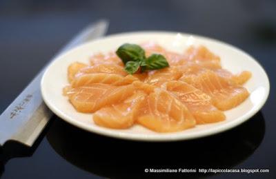 Il giappone in tavola: Sashimi di salmone con sale al basilico e wasabi