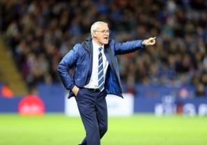 Continua la favola Leicester LEICESTER, ENGLAND - NOVEMBER 07: Claudio Ranieri of Leicester City during the Barclays Premier League match between Leicester City and Watford at the King Power Stadium on November 7th , 2015 in Leicester, United Kingdom. (Photo by Plumb Images/Leicester City FC via Getty Images)