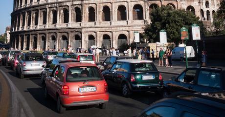 Targhe alterne Roma, torna il pari-dispari giovedì 17 e venerdì 18 dicembre 2015: orari e chi può circolare targhe alterne roma 17 18 dicembre
