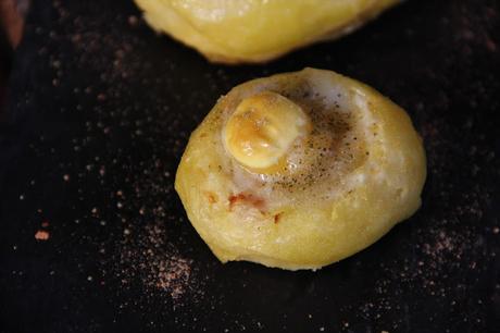 Patate ripiene con pancetta e uova di quaglia